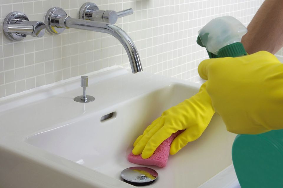 طرق سريعة لتنظيف ارضيات الحمام السيراميك